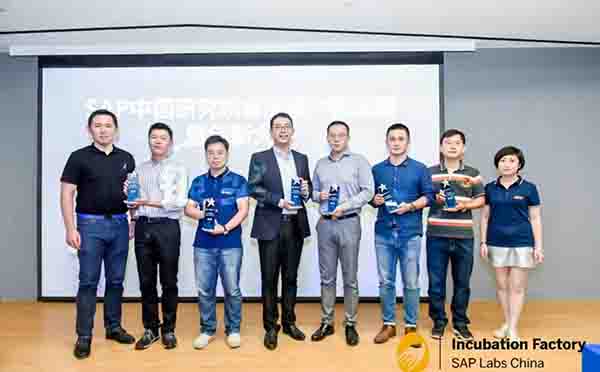 喜臨門國內(nèi)事業(yè)部綜合管理部副總監(jiān)張小玲女士和 SAP 產(chǎn)品管理副總裁蔡奇展先生給獲獎企業(yè)頒獎